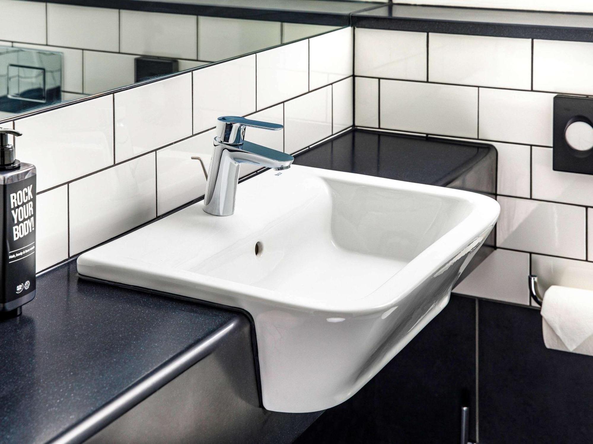 Отель Ibis Wakefield East-Castleford Экстерьер фото